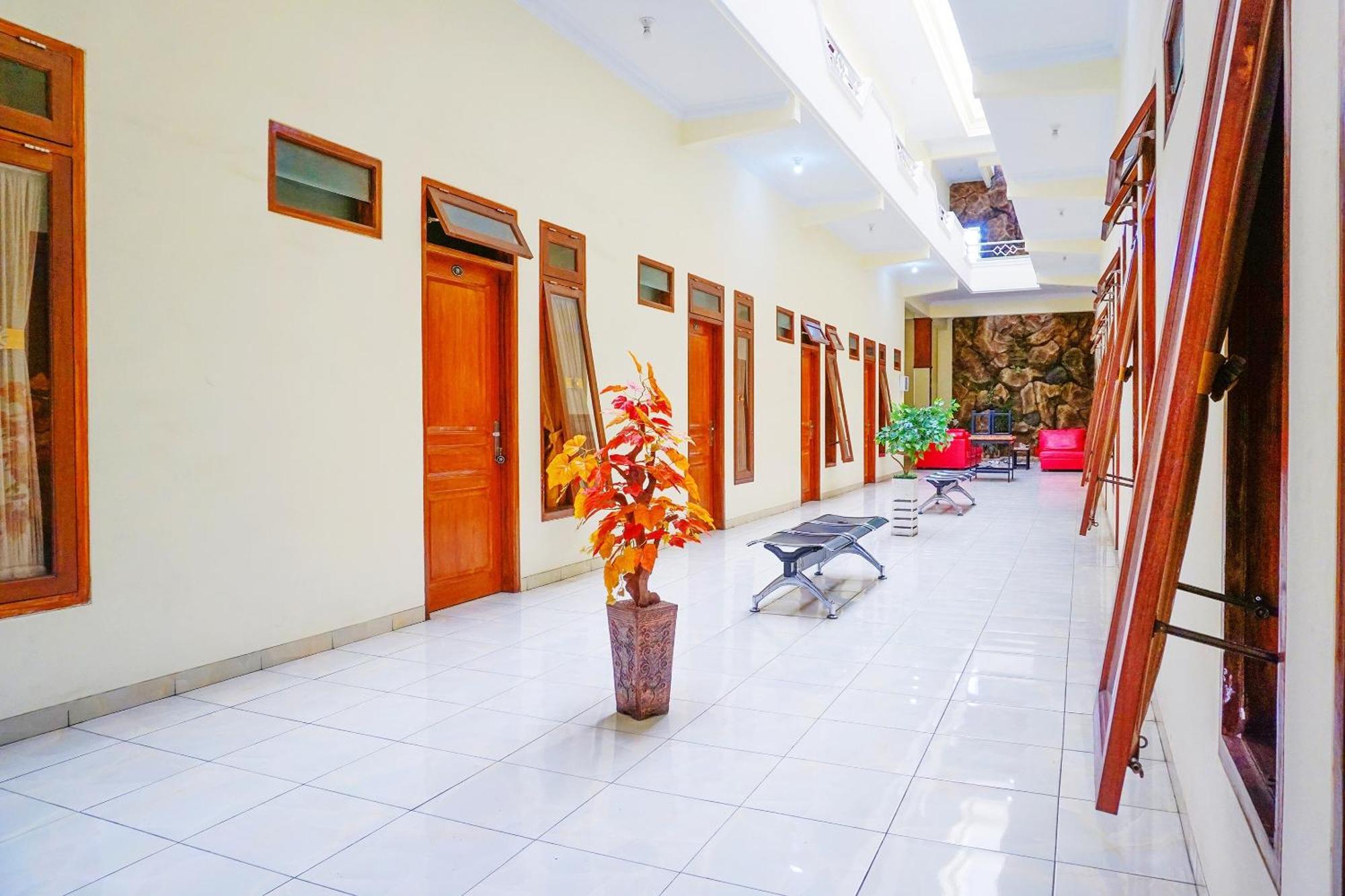 Super Oyo Flagship 90723 Berlima Guest House Syariah Malang Exterior foto
